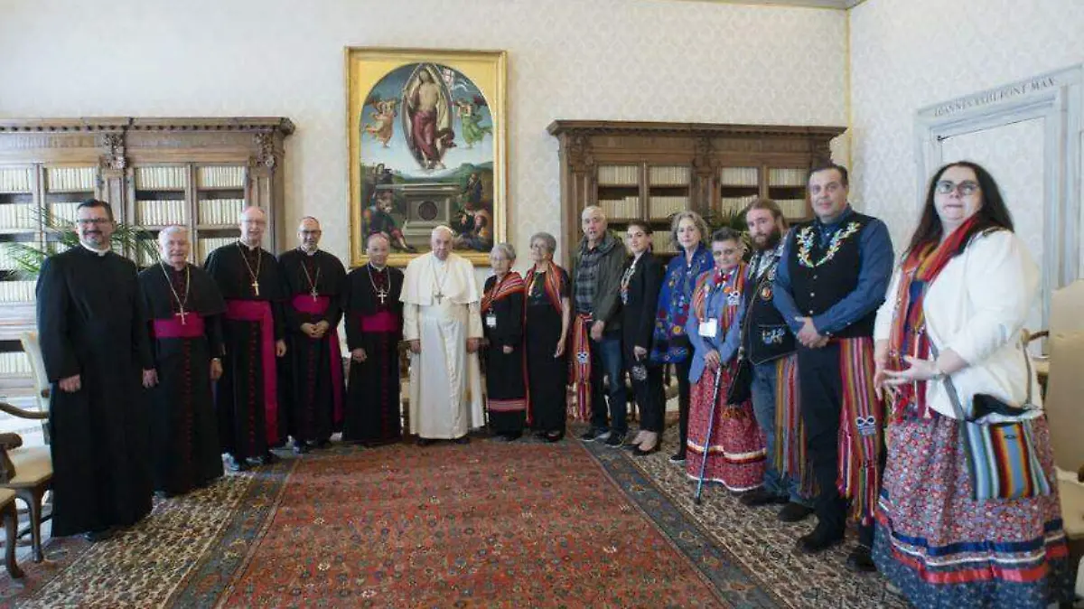 Papa Francisco con indígenas de Canadá-AFP